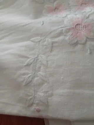 Sábana algodón bordada flores rosa