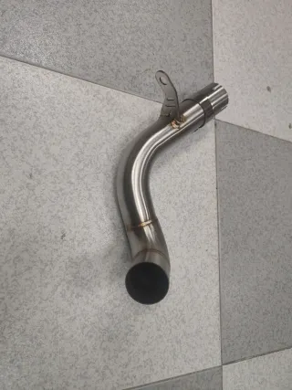 Escape Voge DS900X + anclaje y brida