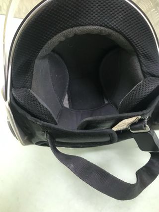 Casco de moto plateado con visor