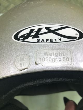 Casco de moto plateado con visor