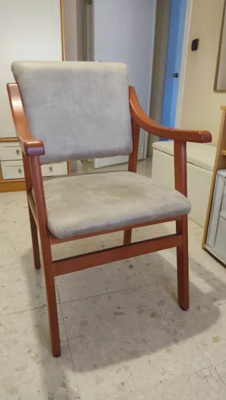 Silla de comedor con brazos.
