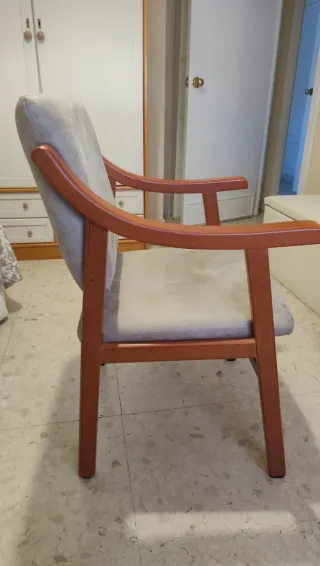 Silla de comedor con brazos.