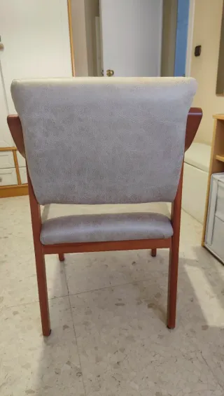 Silla de comedor con brazos.
