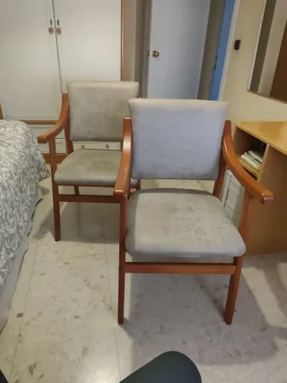 Silla de comedor con brazos.