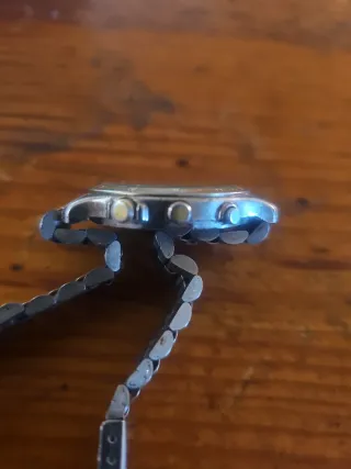 Reloj de pulsera dorado y plateado