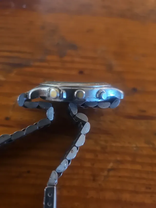 Reloj de pulsera dorado y plateado