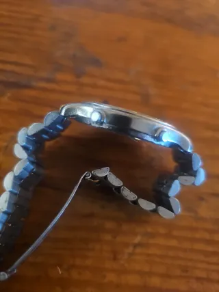 Reloj de pulsera dorado y plateado