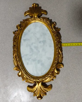 Espejo ovalado de resina con pan de oro