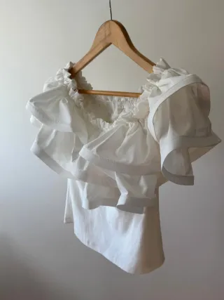 Blusa blanca con volantes