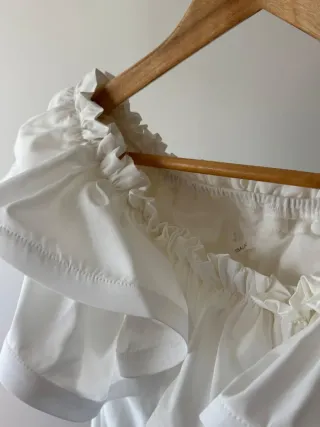 Blusa blanca con volantes