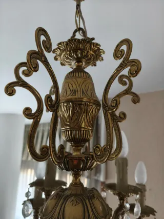 Lámpara de techo dorada con colgantes