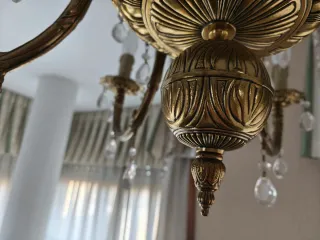 Lámpara de techo dorada con colgantes