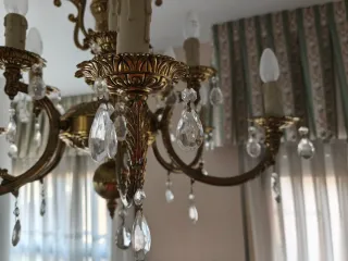 Lámpara de techo dorada con colgantes