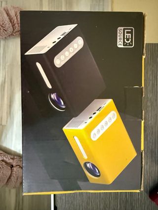 Mini proyector amarillo