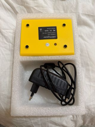 Mini proyector amarillo