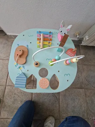 Mesa de actividades de madera para bebés