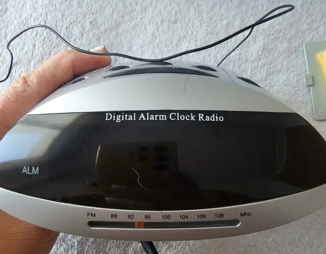 Radio despertador vintage plata