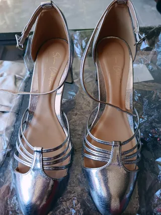 Tacones y bolso de mano plateados