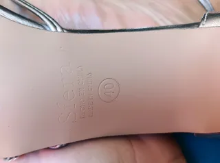 Tacones y bolso de mano plateados