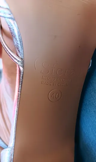 Tacones y bolso de mano plateados