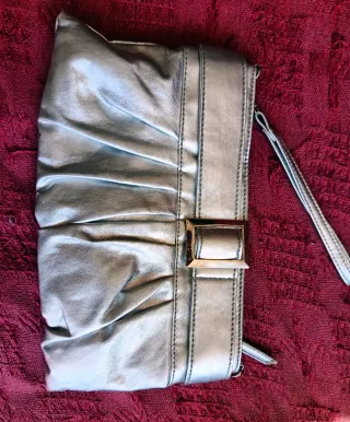 Tacones y bolso de mano plateados