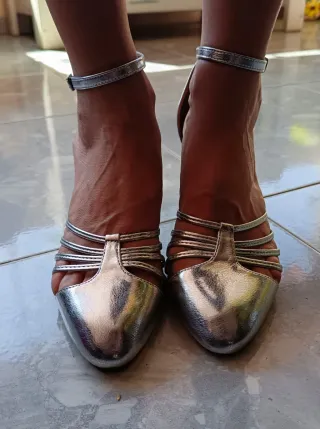 Tacones y bolso de mano plateados