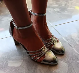 Tacones y bolso de mano plateados