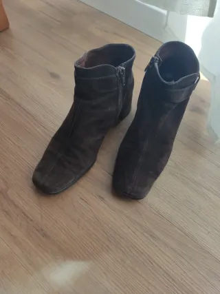 Botines de ante marrón con hebilla