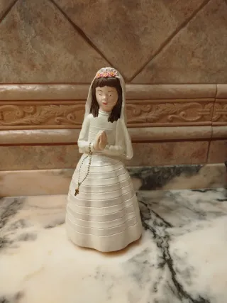 Figura niña comunión con rosario