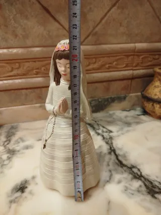 Figura niña comunión con rosario