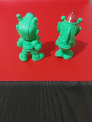 2 Figuras PVC Monocromo cometa rojo y perforador