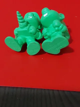 2 Figuras PVC Monocromo cometa rojo y perforador