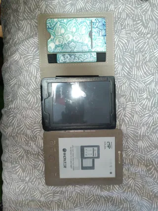 Lote 2 E-readers Kobo y Woxter