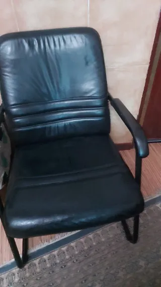 Silla de cuero negra