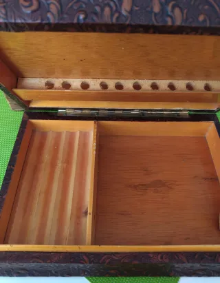 Antigua caja de puros con relieve