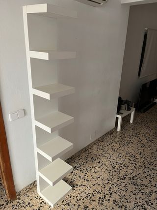 Estantería de pared blanca