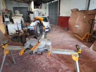 Ingletadora DeWalt con soporte