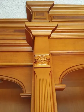 Mueble de madera con vitrinas