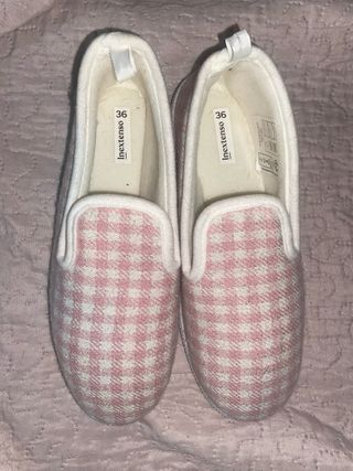Zapatillas de estar por casa cuadros rosa y blanco