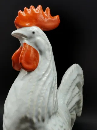 Preciosa figura antigua gallo de porcelana