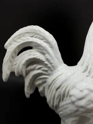 Preciosa figura antigua gallo de porcelana