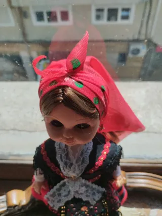 Muñeca vestida con traje regional