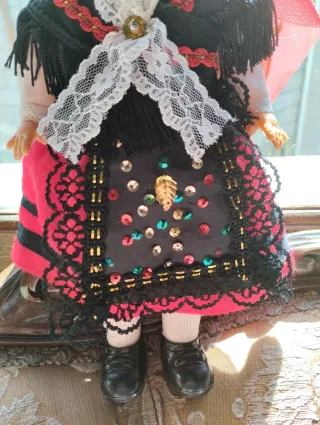 Muñeca vestida con traje regional