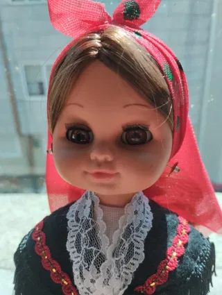 Muñeca vestida con traje regional