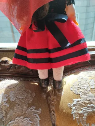 Muñeca vestida con traje regional
