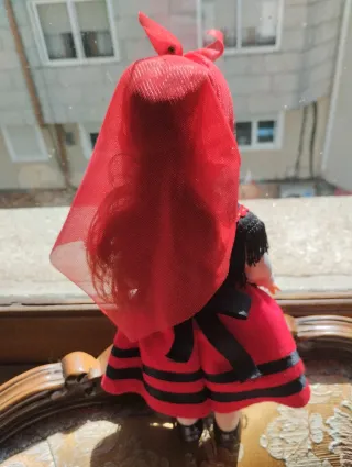 Muñeca vestida con traje regional