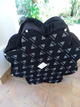 Puf terciopelo negro con flecos