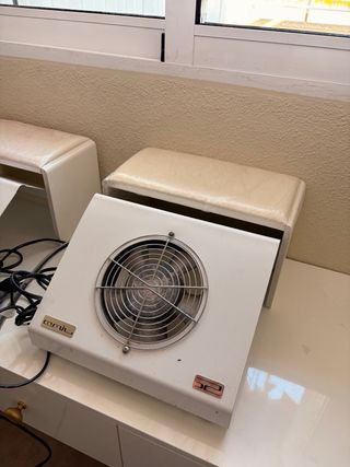 2 Aspiradores profesionales con sus reposamanos.