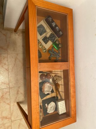 Mesa de madera con tapa de cristal. Se vende Vacía