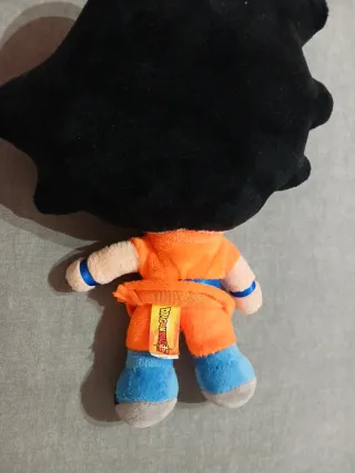 Peluche Goku Dragon Ball 23 cm aprox Marca Famosa.